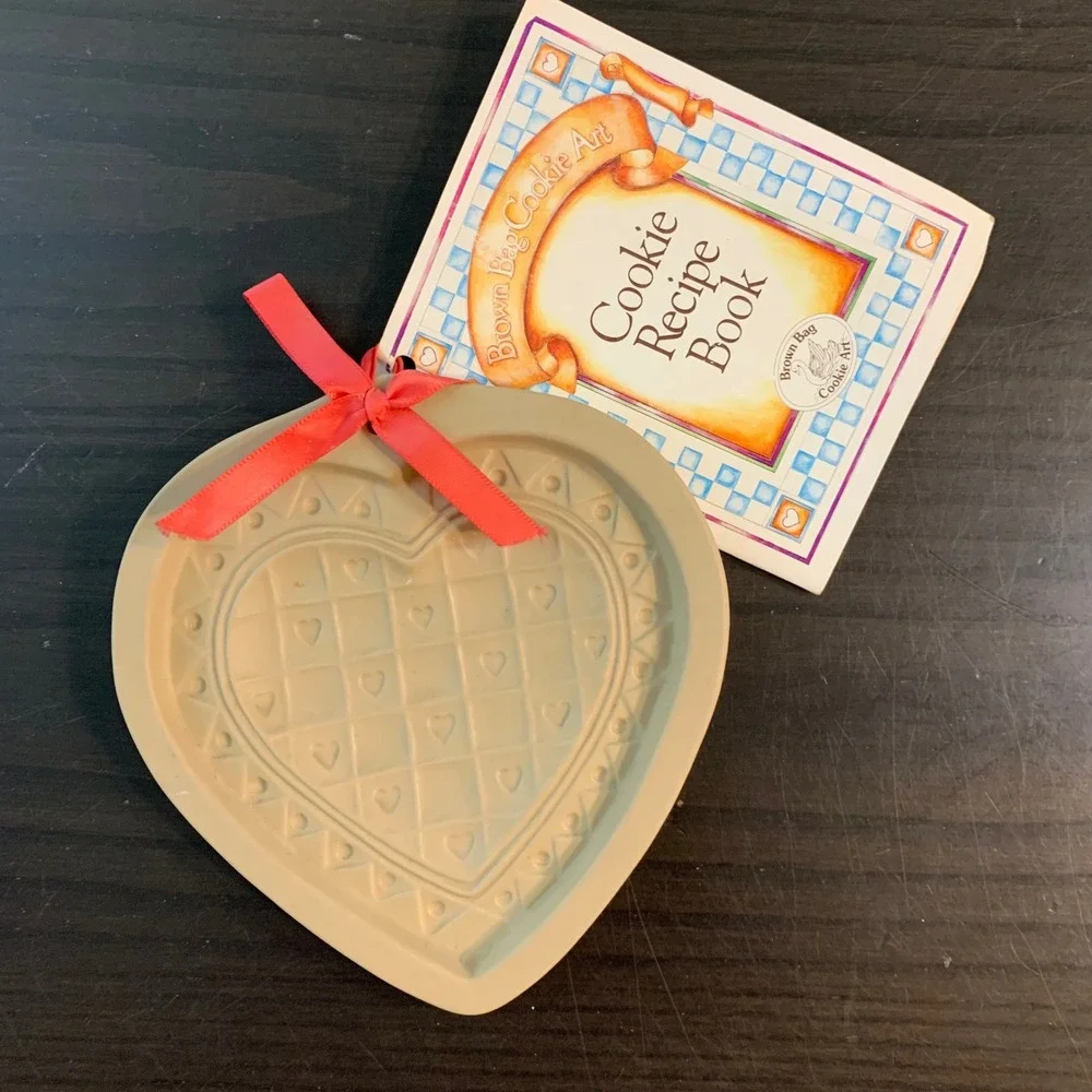 Vintage 1993 Brown‎ Bag Cookie Art Heart Stoneware Mold with Recipe Book USA